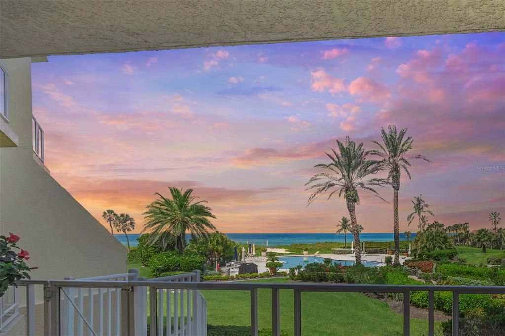 Под контрактом: $2,100,000 (3 спален, 3 ванн, 2448 Квадратных фут)