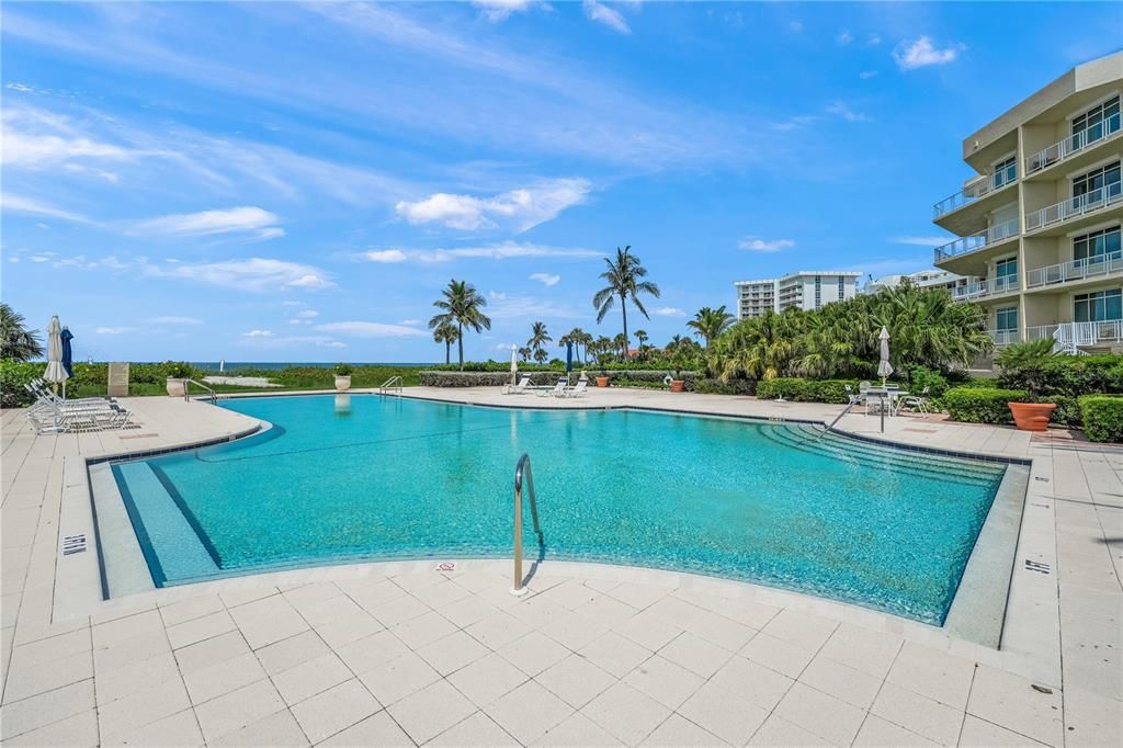 Под контрактом: $2,100,000 (3 спален, 3 ванн, 2448 Квадратных фут)