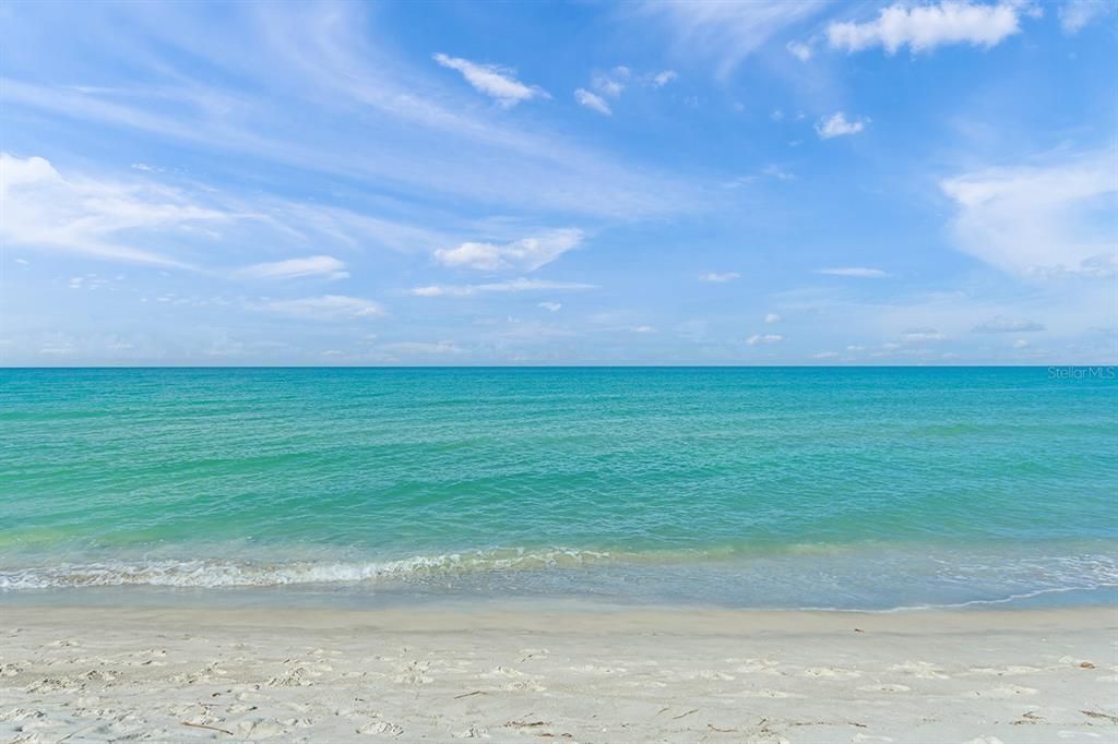 Под контрактом: $2,100,000 (3 спален, 3 ванн, 2448 Квадратных фут)