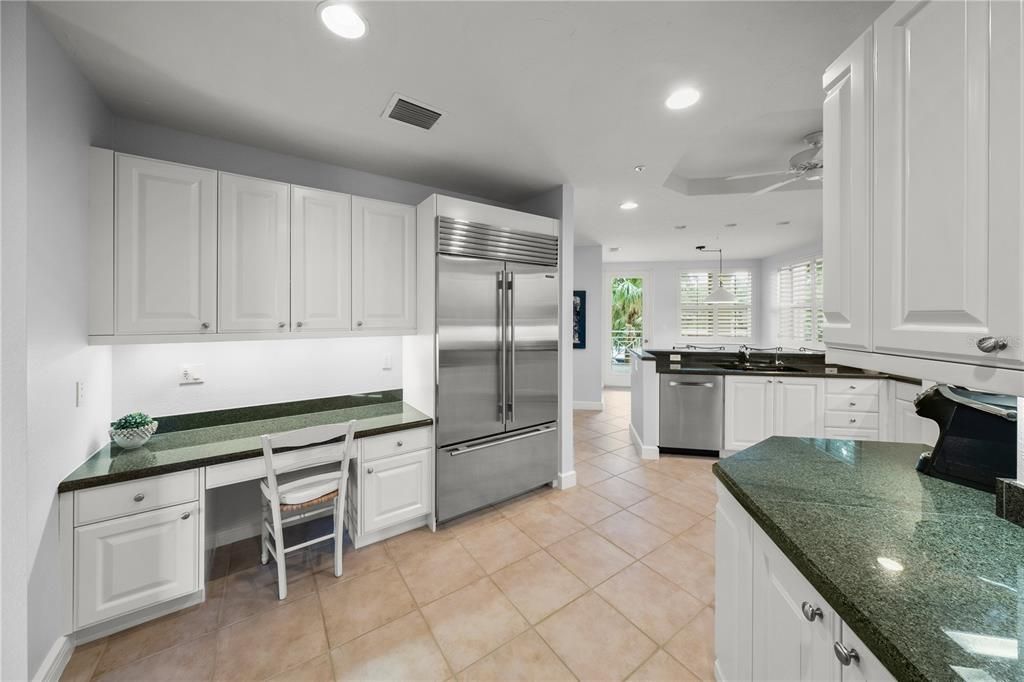 Под контрактом: $2,100,000 (3 спален, 3 ванн, 2448 Квадратных фут)