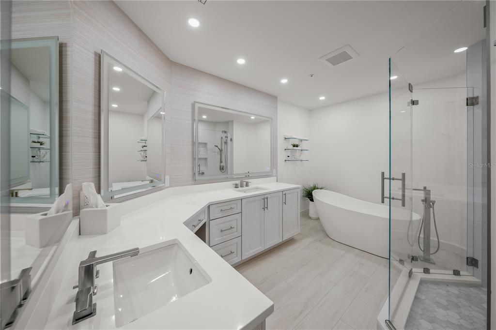 Под контрактом: $2,100,000 (3 спален, 3 ванн, 2448 Квадратных фут)