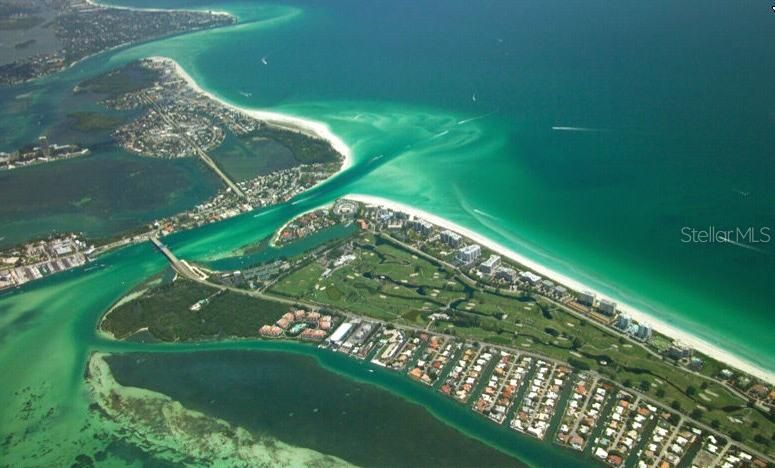 Под контрактом: $2,100,000 (3 спален, 3 ванн, 2448 Квадратных фут)