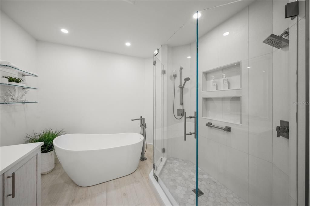 Под контрактом: $2,100,000 (3 спален, 3 ванн, 2448 Квадратных фут)