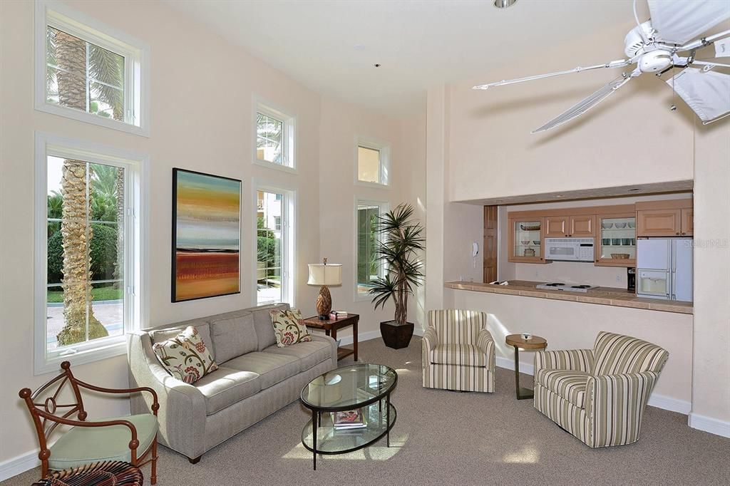 Под контрактом: $2,100,000 (3 спален, 3 ванн, 2448 Квадратных фут)