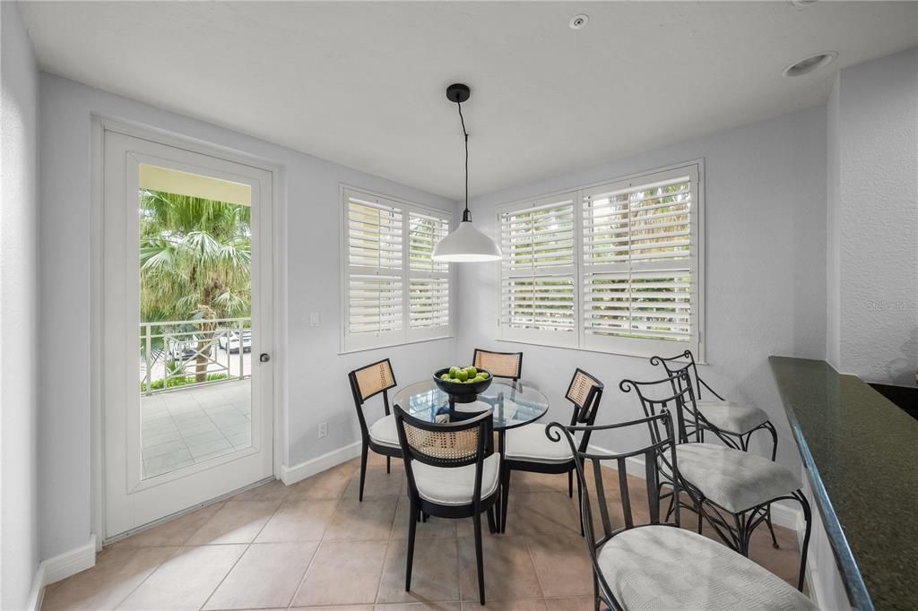 Под контрактом: $2,100,000 (3 спален, 3 ванн, 2448 Квадратных фут)