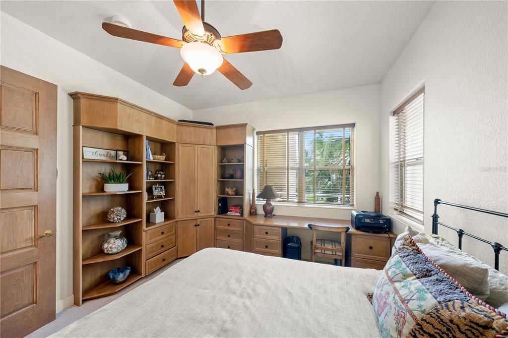 Под контрактом: $2,100,000 (3 спален, 3 ванн, 2448 Квадратных фут)