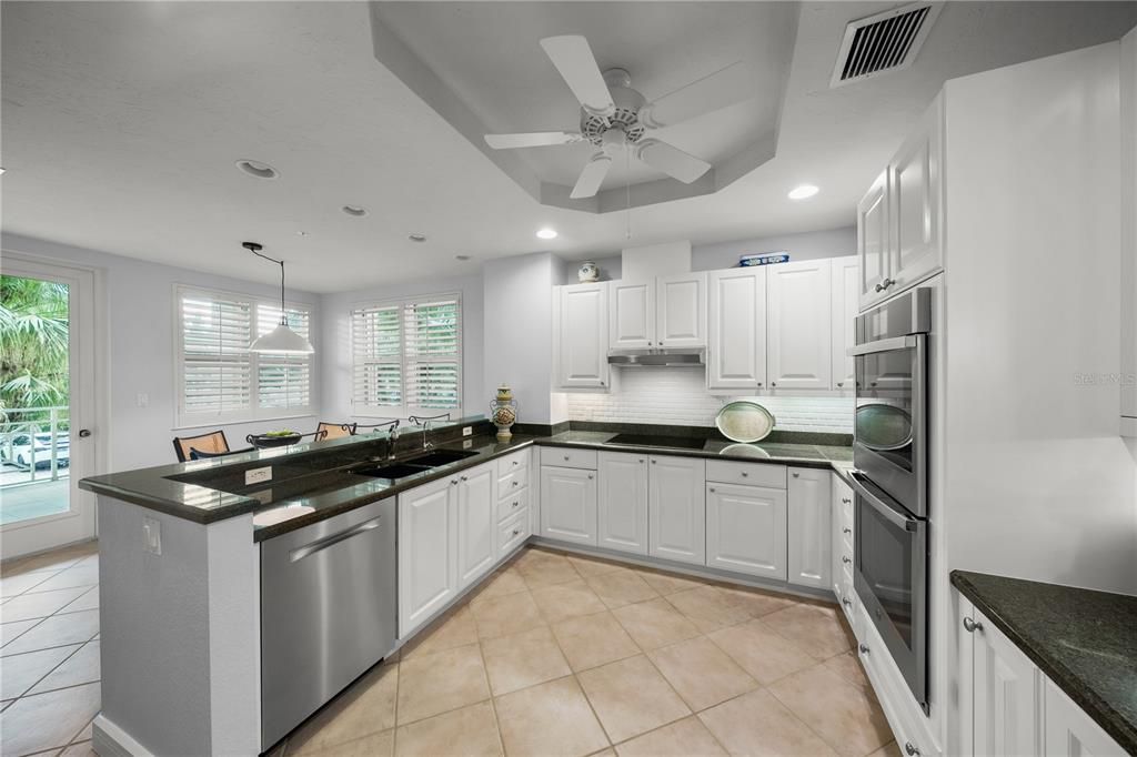 Под контрактом: $2,100,000 (3 спален, 3 ванн, 2448 Квадратных фут)