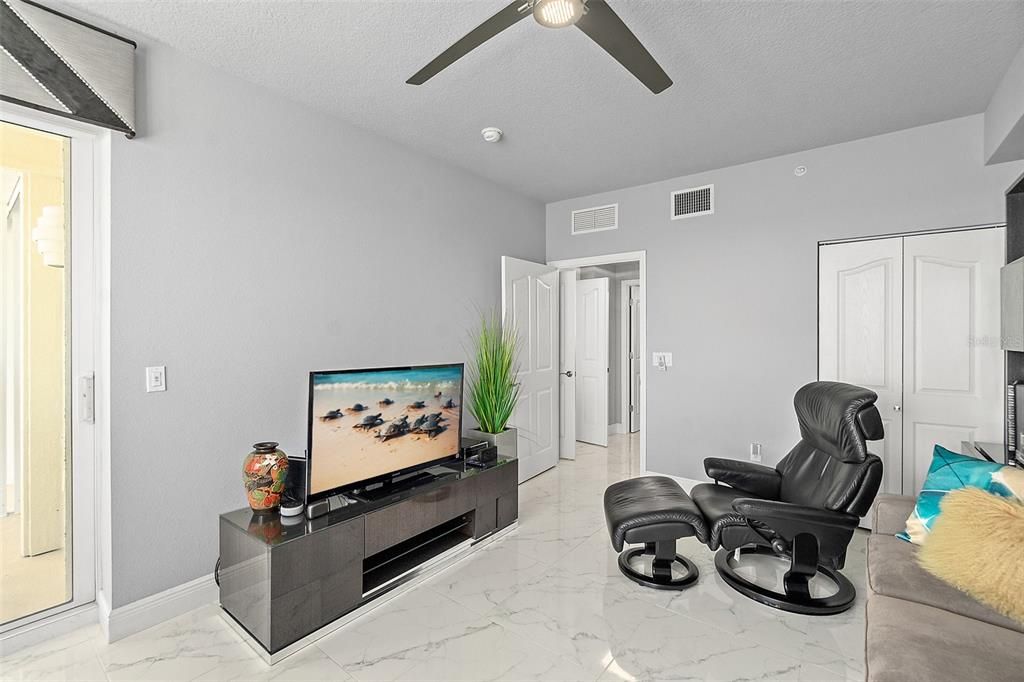 待售: $749,000 (2 贝兹, 2 浴室, 2040 平方英尺)