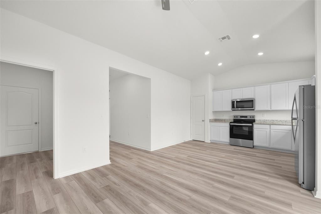 Active With Contract: $305,900 (3 beds, 2 baths, 1206 Square Feet)