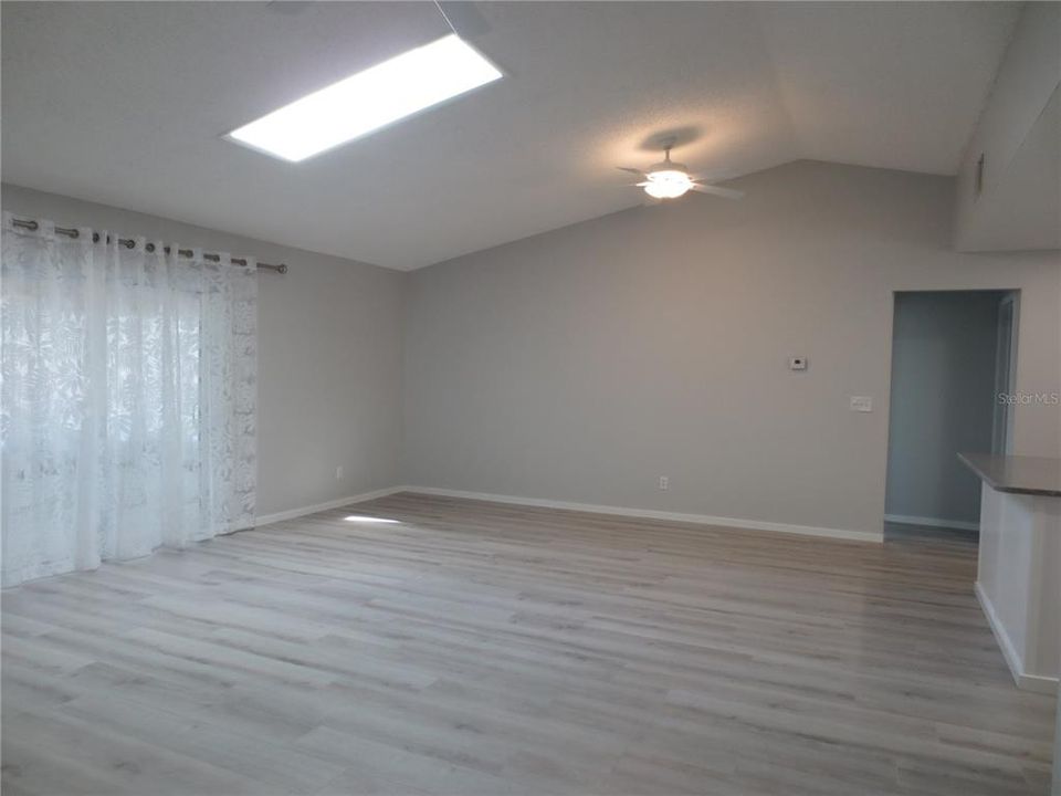 Activo con contrato: $2,575 (2 camas, 2 baños, 1263 Pies cuadrados)