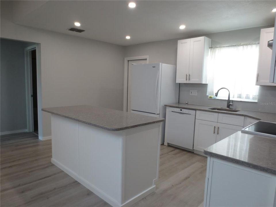 Activo con contrato: $2,575 (2 camas, 2 baños, 1263 Pies cuadrados)