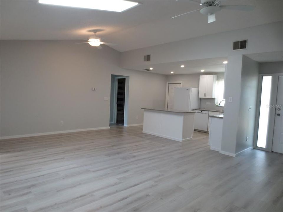 Activo con contrato: $2,575 (2 camas, 2 baños, 1263 Pies cuadrados)