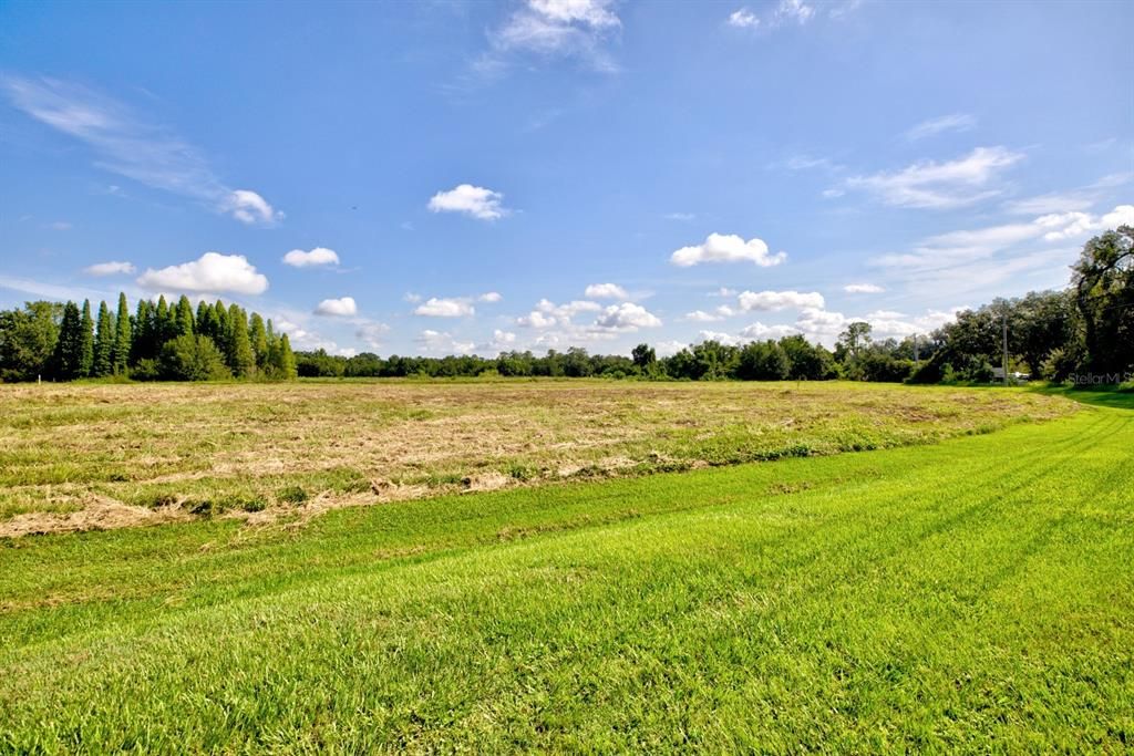 待售: $1,490,000 (3.54 acres)