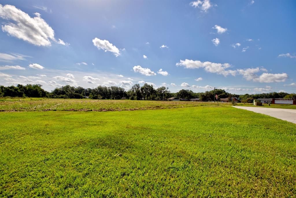 待售: $1,490,000 (3.54 acres)