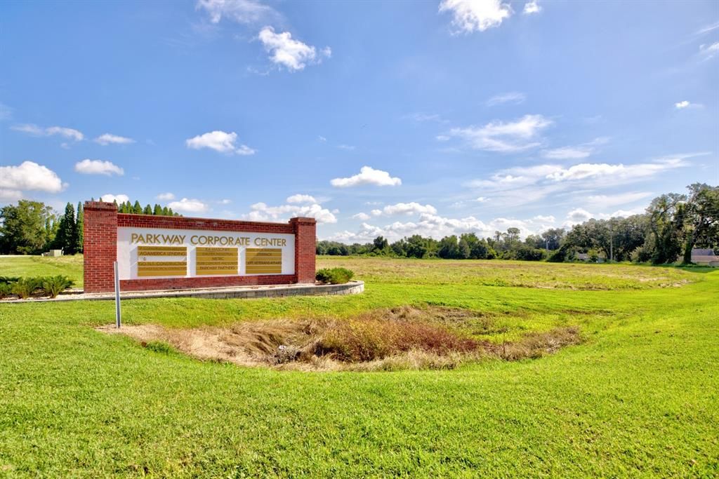 待售: $1,490,000 (3.54 acres)