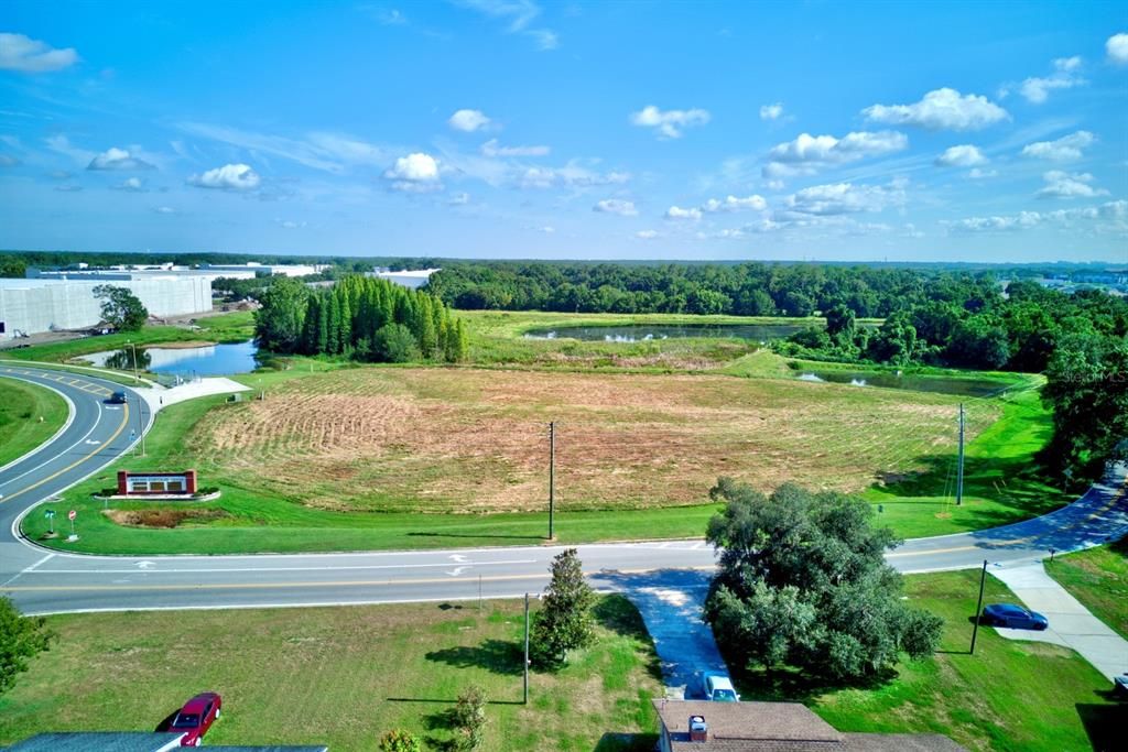 待售: $1,490,000 (3.54 acres)