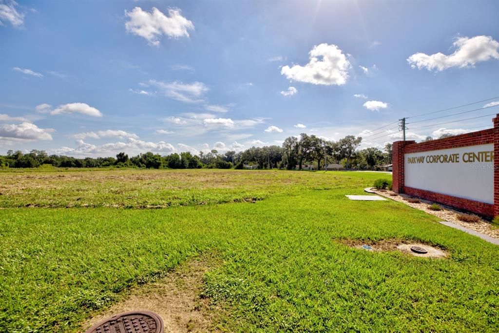 待售: $1,490,000 (3.54 acres)