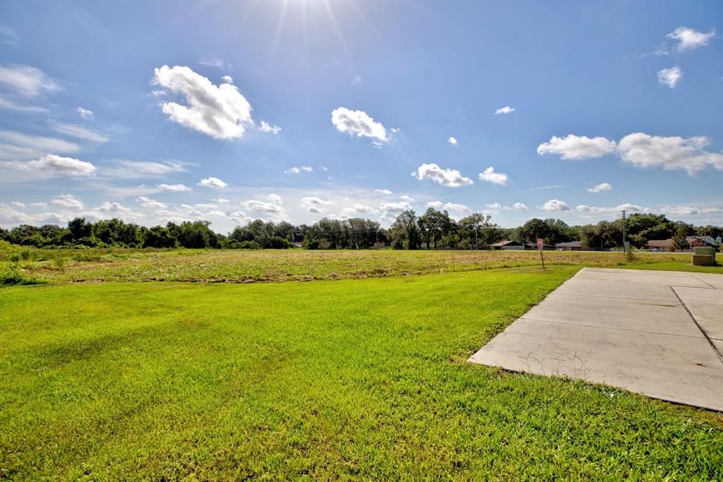 待售: $1,490,000 (3.54 acres)