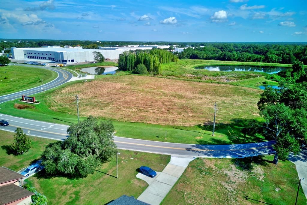 待售: $1,490,000 (3.54 acres)