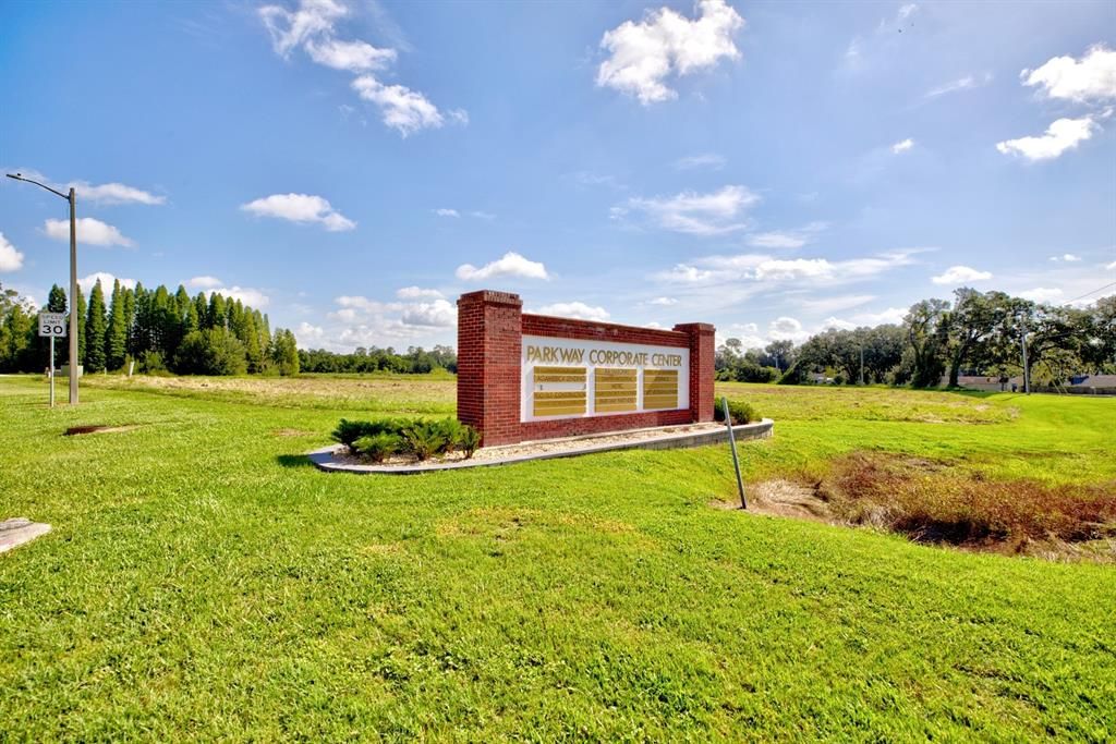 待售: $1,490,000 (3.54 acres)