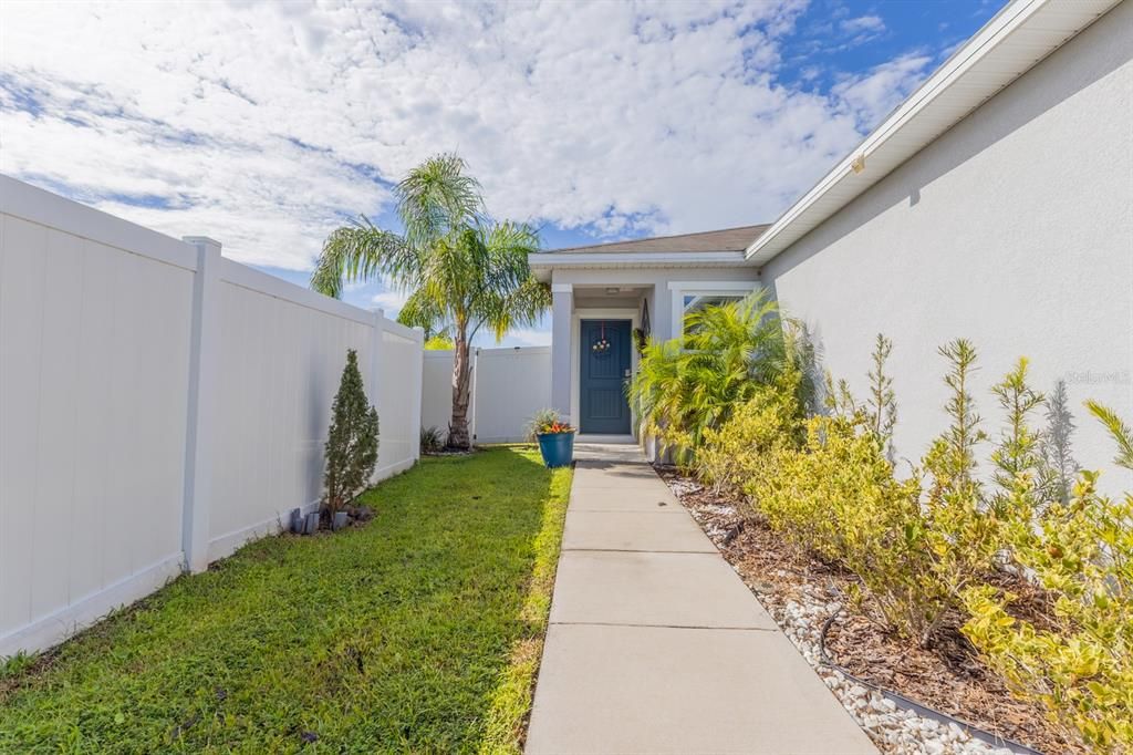 合同活跃: $335,000 (3 贝兹, 2 浴室, 1348 平方英尺)