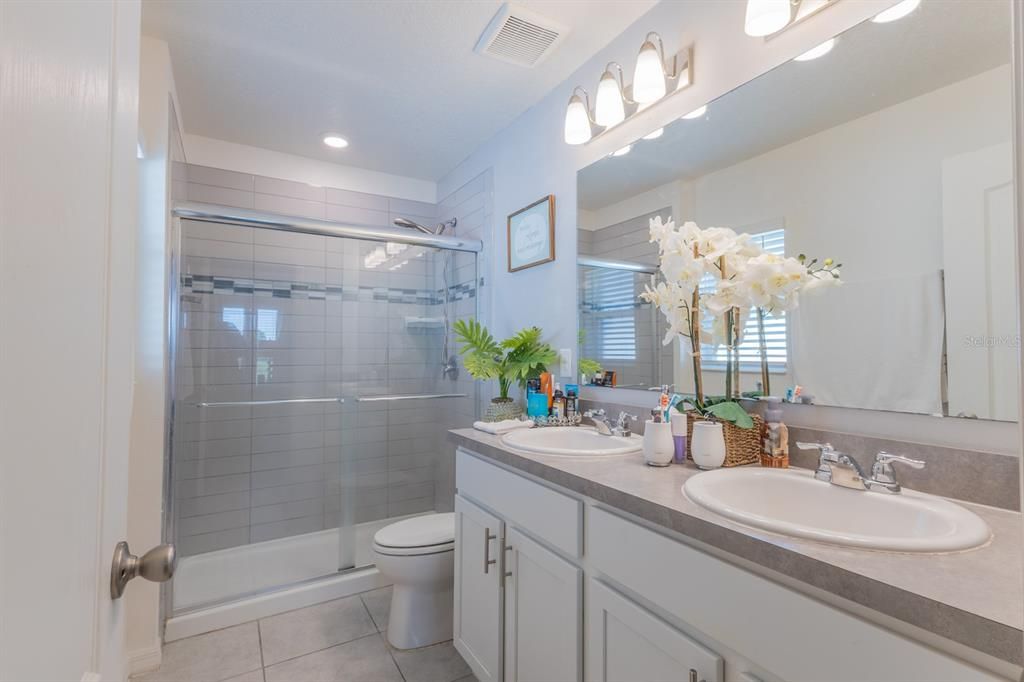 合同活跃: $335,000 (3 贝兹, 2 浴室, 1348 平方英尺)