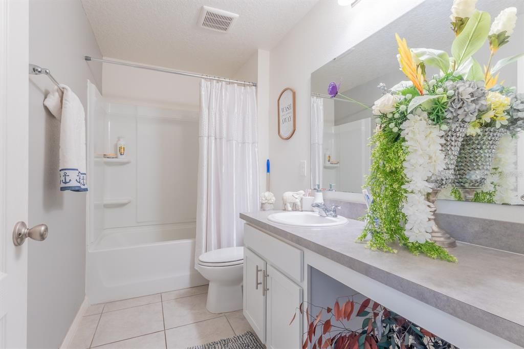 合同活跃: $335,000 (3 贝兹, 2 浴室, 1348 平方英尺)