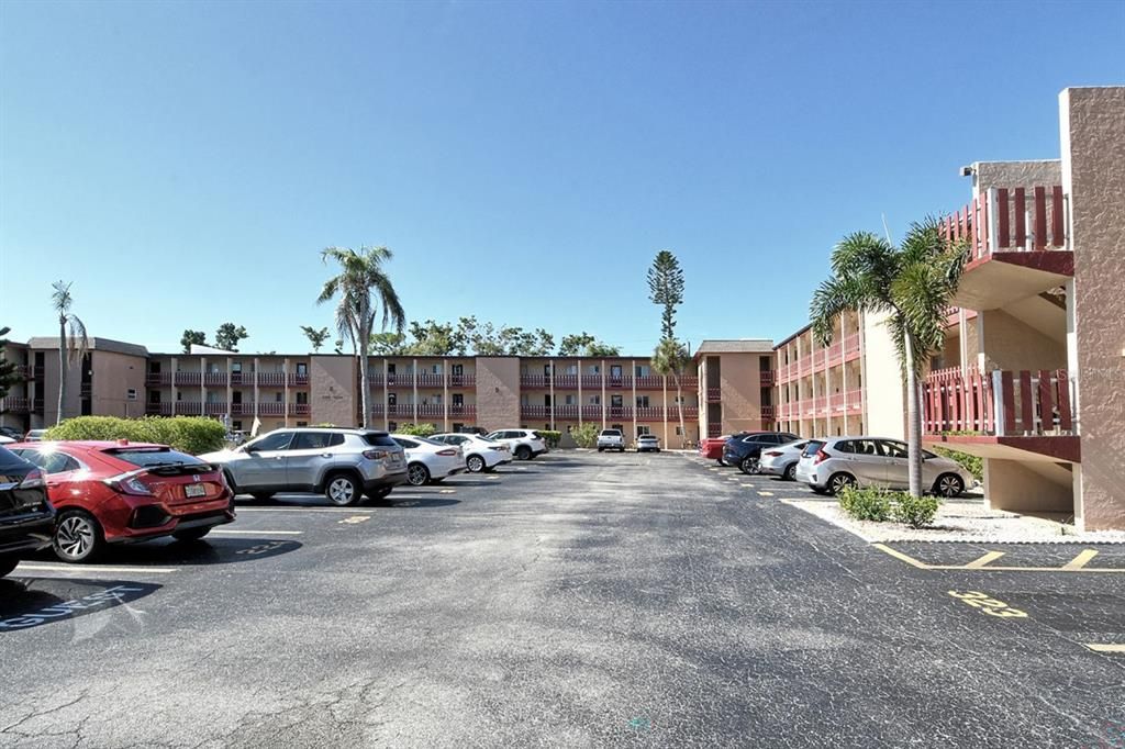 Под контрактом: $115,400 (2 спален, 2 ванн, 960 Квадратных фут)