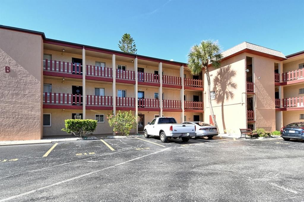 Под контрактом: $115,400 (2 спален, 2 ванн, 960 Квадратных фут)