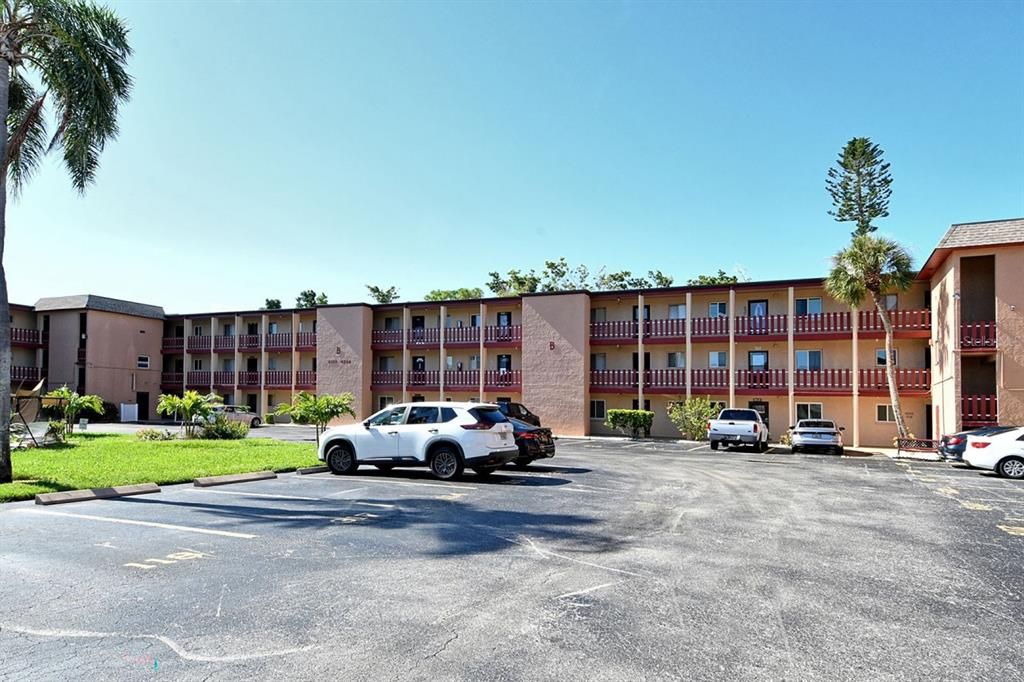 Под контрактом: $115,400 (2 спален, 2 ванн, 960 Квадратных фут)