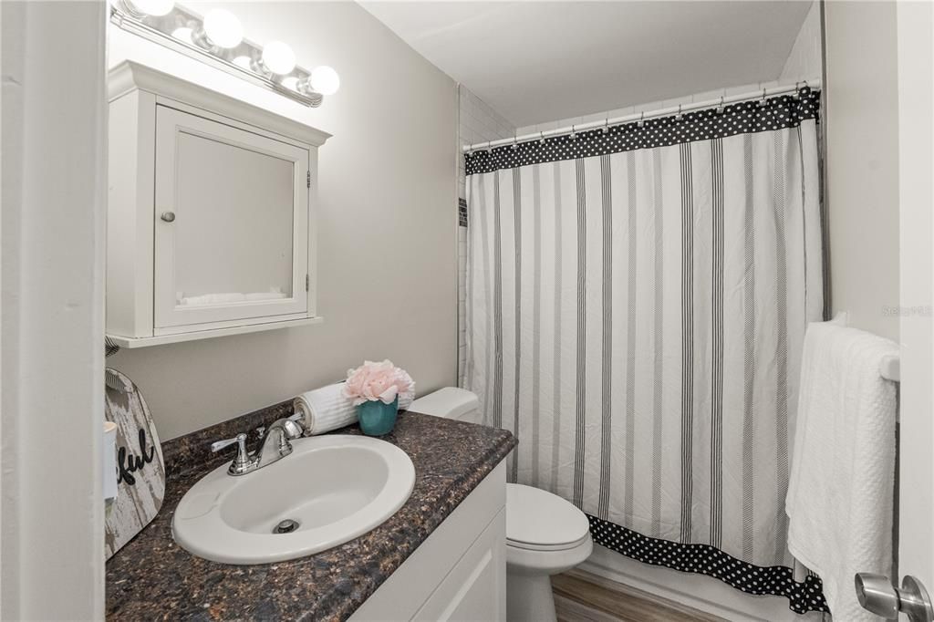 Под контрактом: $139,900 (1 спален, 1 ванн, 760 Квадратных фут)