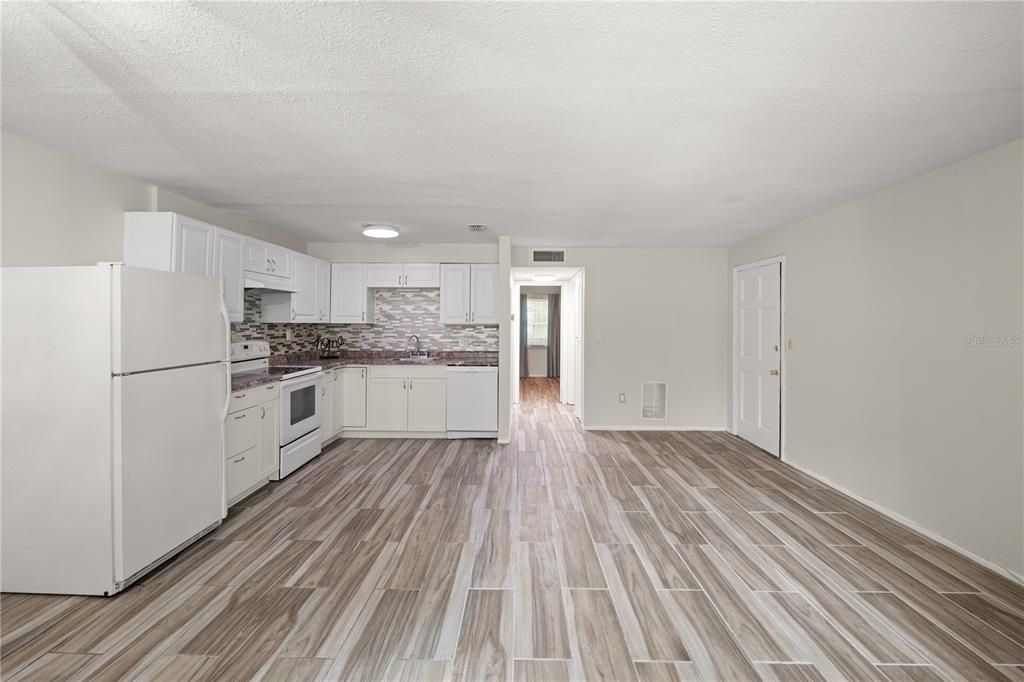 Под контрактом: $139,900 (1 спален, 1 ванн, 760 Квадратных фут)