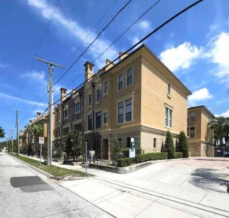 Active With Contract: $3,100 (2 beds, 2 baths, 1605 Square Feet)