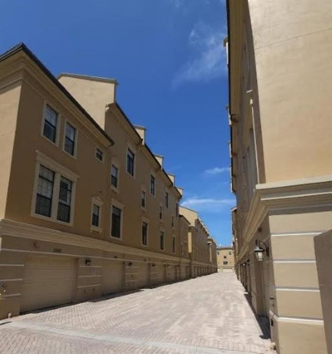 Active With Contract: $3,100 (2 beds, 2 baths, 1605 Square Feet)