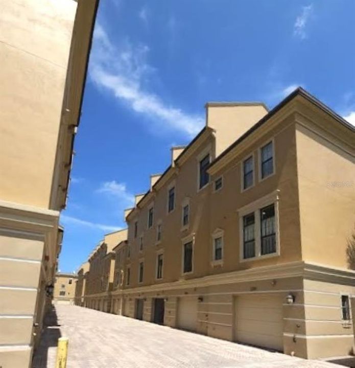 Active With Contract: $3,100 (2 beds, 2 baths, 1605 Square Feet)