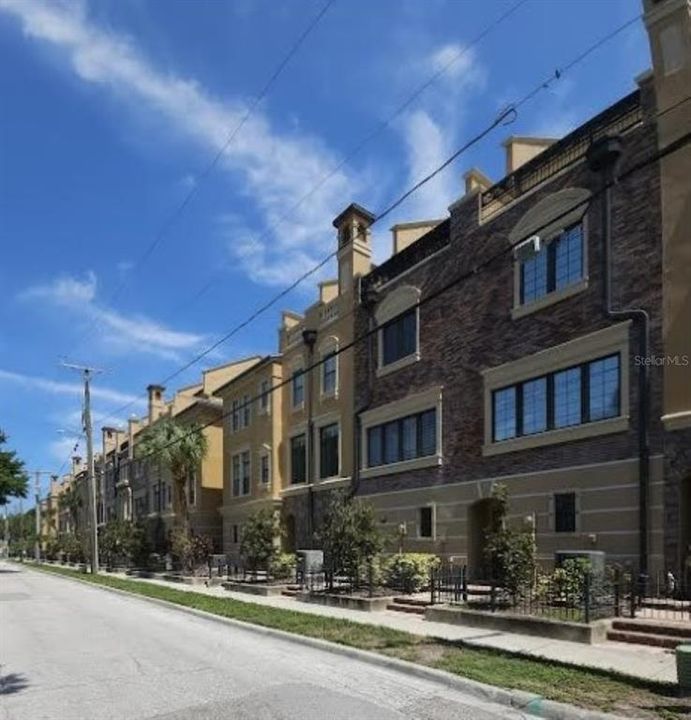 Active With Contract: $3,100 (2 beds, 2 baths, 1605 Square Feet)