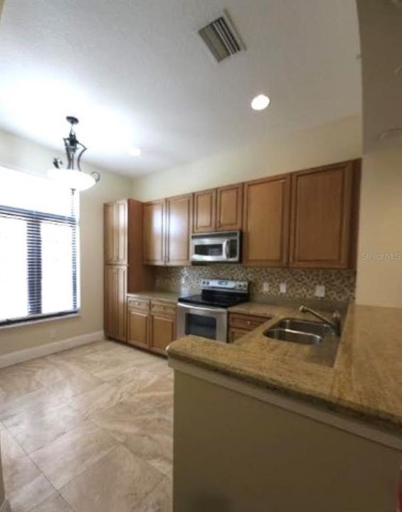 Active With Contract: $3,100 (2 beds, 2 baths, 1605 Square Feet)