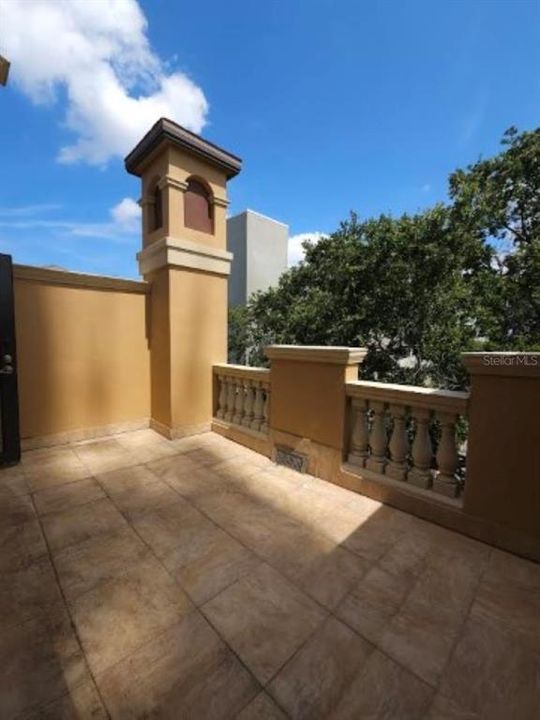 Active With Contract: $3,100 (2 beds, 2 baths, 1605 Square Feet)