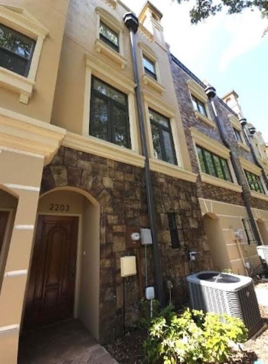 Active With Contract: $3,100 (2 beds, 2 baths, 1605 Square Feet)