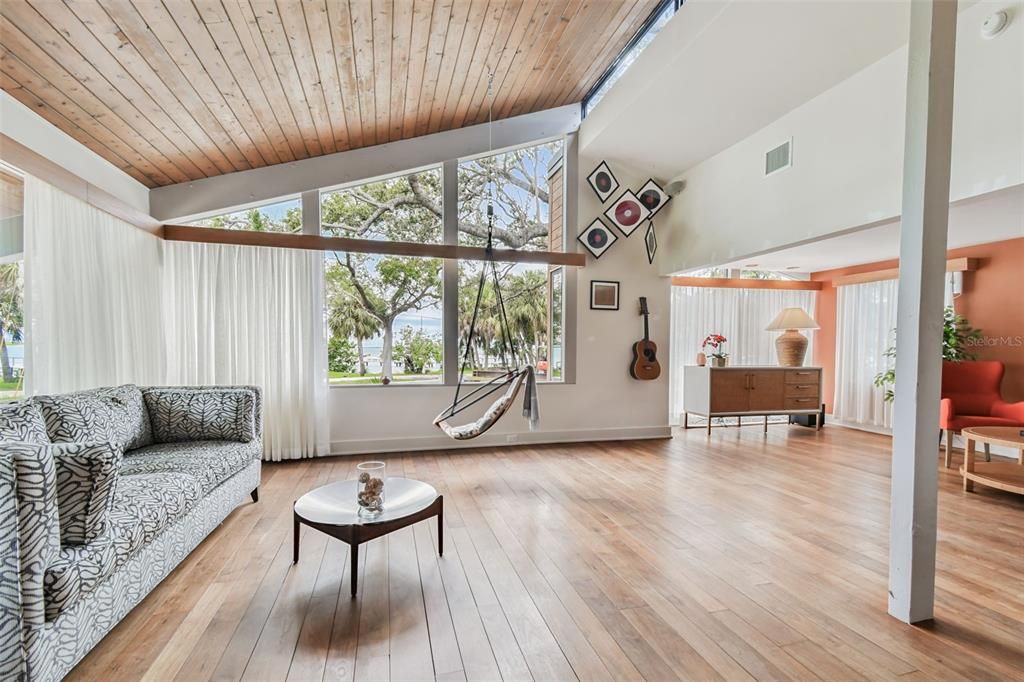 На продажу: $3,750,000 (2 спален, 3 ванн, 2365 Квадратных фут)