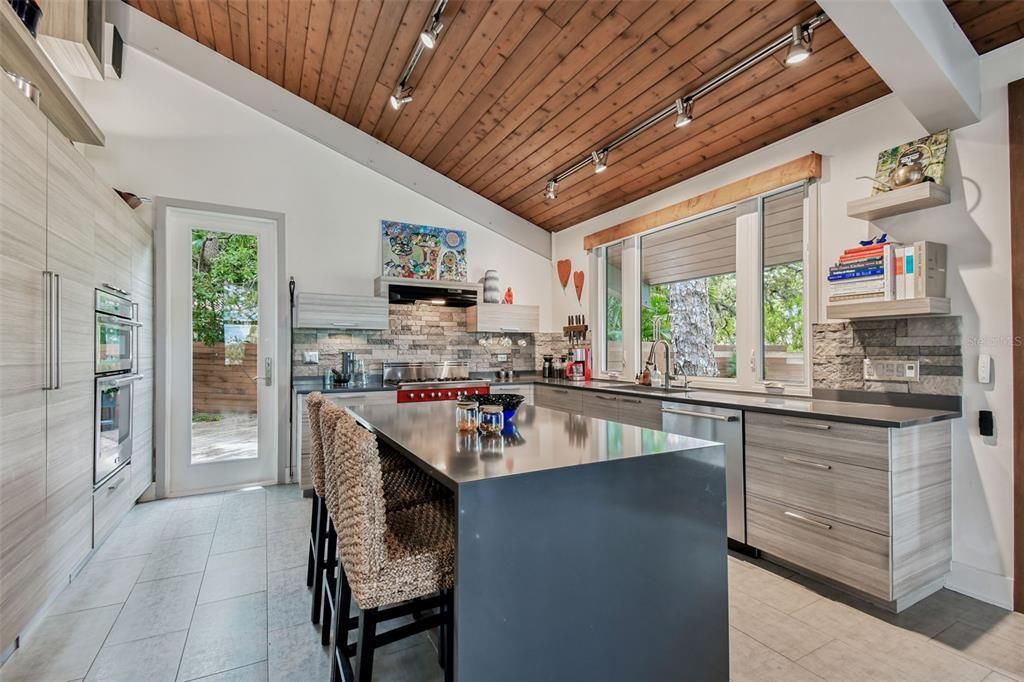 На продажу: $3,750,000 (2 спален, 3 ванн, 2365 Квадратных фут)