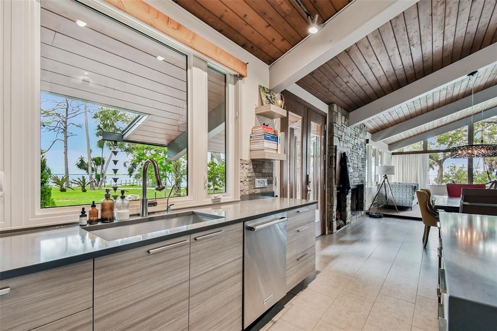 На продажу: $3,750,000 (2 спален, 3 ванн, 2365 Квадратных фут)