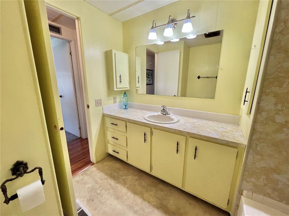 На продажу: $99,900 (2 спален, 2 ванн, 960 Квадратных фут)