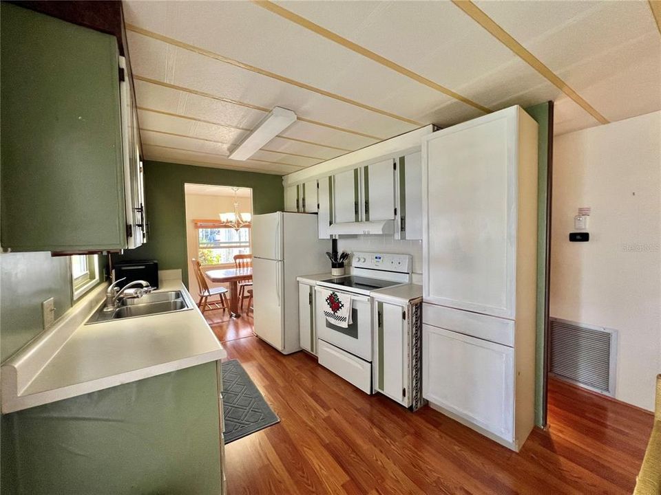 На продажу: $99,900 (2 спален, 2 ванн, 960 Квадратных фут)