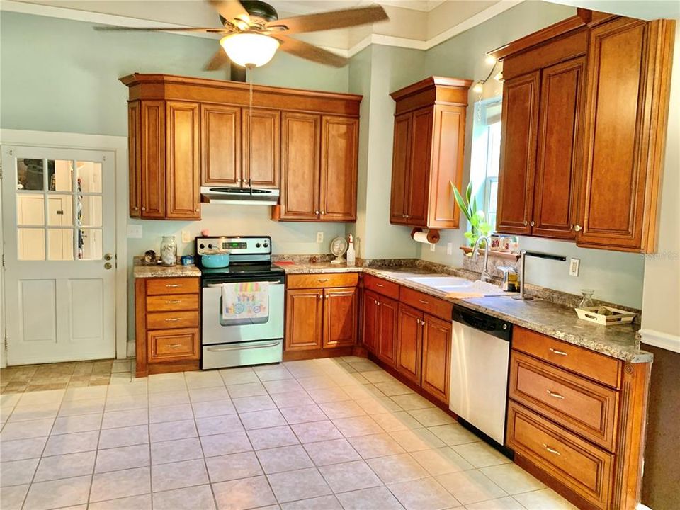 待售: $560,000 (4 贝兹, 3 浴室, 3024 平方英尺)