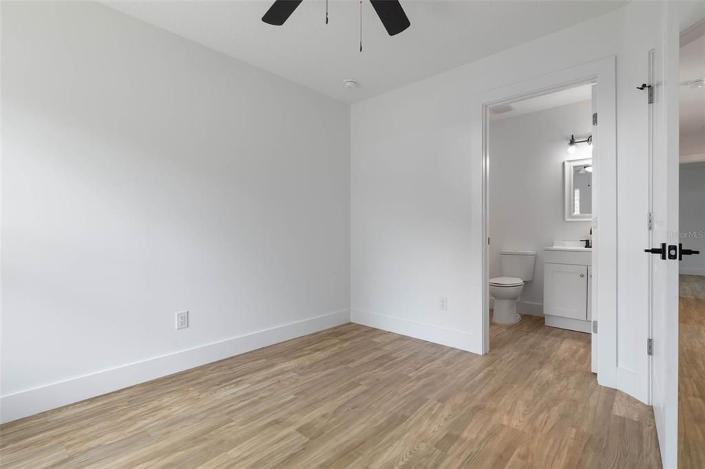 合同活跃: $335,000 (3 贝兹, 3 浴室, 1180 平方英尺)