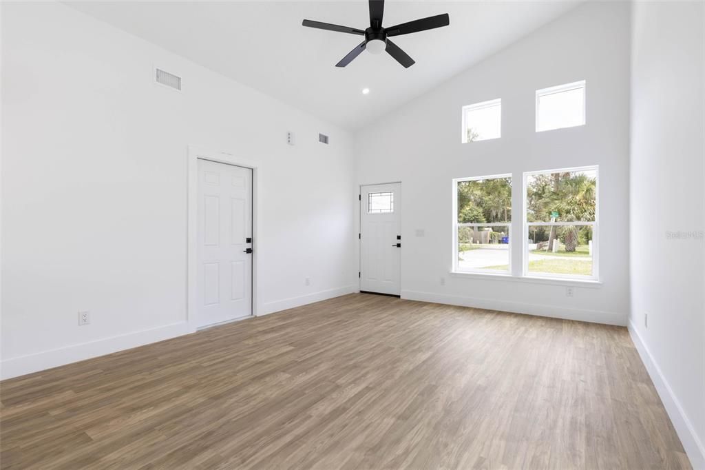 合同活跃: $335,000 (3 贝兹, 3 浴室, 1180 平方英尺)