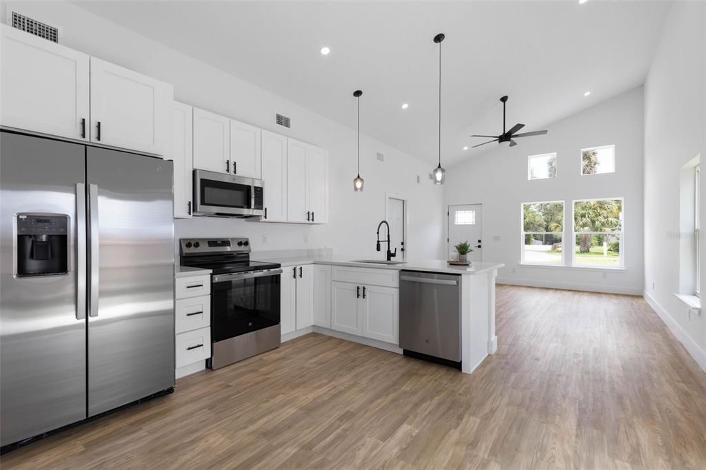 合同活跃: $335,000 (3 贝兹, 3 浴室, 1180 平方英尺)