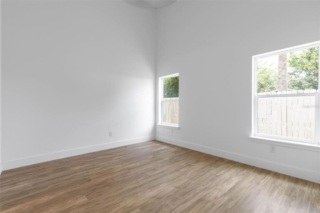 合同活跃: $335,000 (3 贝兹, 3 浴室, 1180 平方英尺)