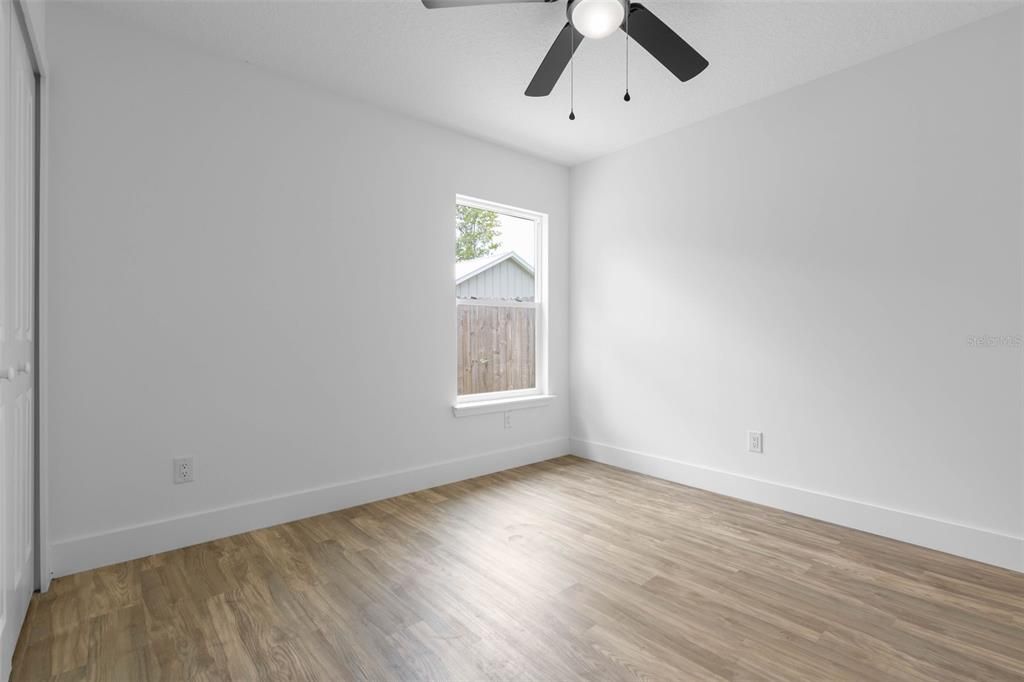 合同活跃: $335,000 (3 贝兹, 3 浴室, 1180 平方英尺)